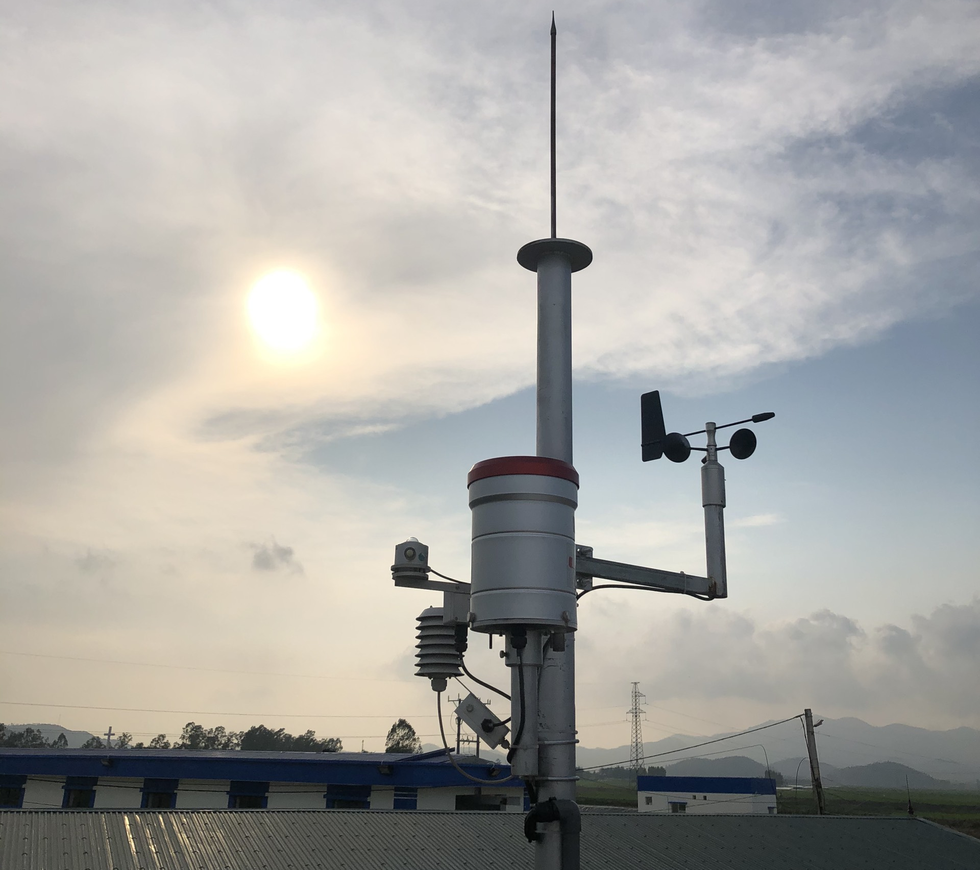 Các thiết bị của hệ thống trạm quan trắc khí tượng thủy văn tự động